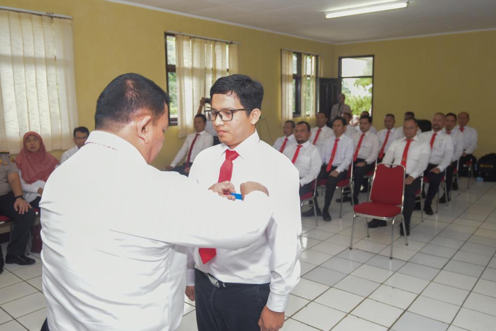 Kepala Pusat Pendidikan dan Pelatihan Reserse Kriminal Polisi Republik Indonesia ( Kapusdik Reskrim Polri) Brigadir Jenderal Drs. Alex Sampe SH. MH menyematkan tanda peserta kepada perwakilan peserta Mohan Rifqo Virhani sebagai tanda dimulainya diklat PPNS pada Senin (3/2/20) di DIklat Reserse Lemdiklat POLRI, Megamendung, Bogor.