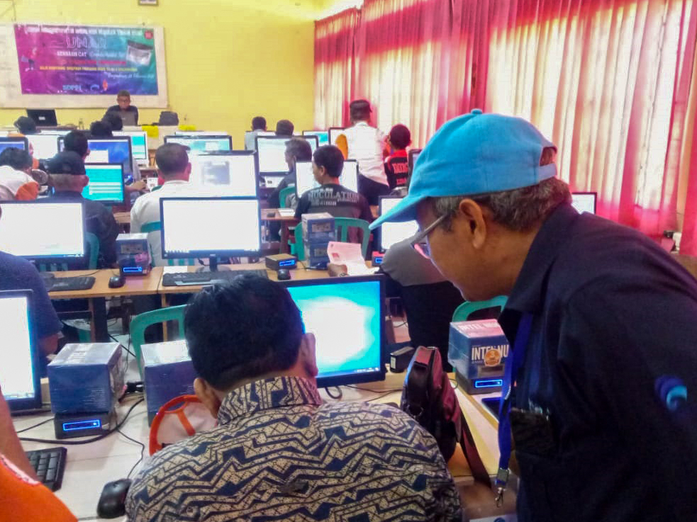 Petugas memantau pelaksanaan UNAR di SMAN 2 Banjarbaru, Kalimantan Selatan pada tanggal 23 Pebruari 2020.