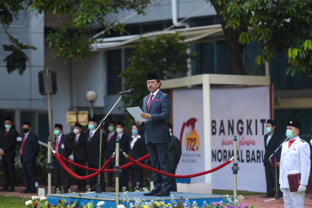 Menteri Kominfo, Johnny G. Plate, menyampaikan sambutan dalam Upacara Peringatan Harkitnas yang digelar di Lapangan Anantakupa Kemkominfo dan disiarkan secara melalui live streaming oleh Kemkominfo TV pada Rabu (20 Mei 2020).