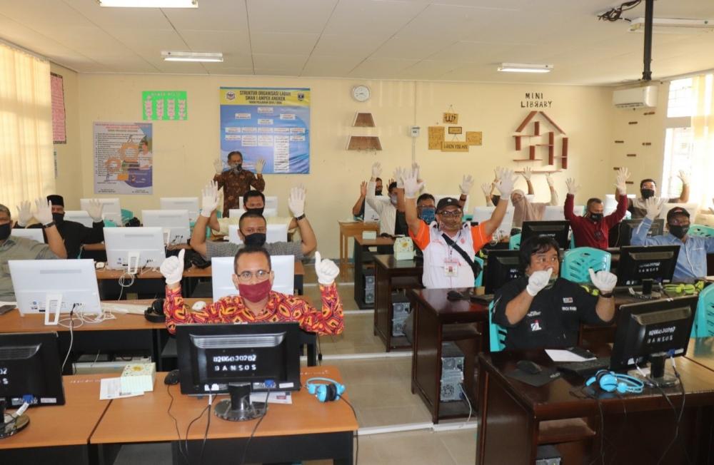 Peserta UNAR CAT berpose bersama di ruang ujian yang bertempat di Laboratorium  Komputer SMAN 1 Ampek Angkek Kabupaten Agam pada Minggu (14/06/2020).