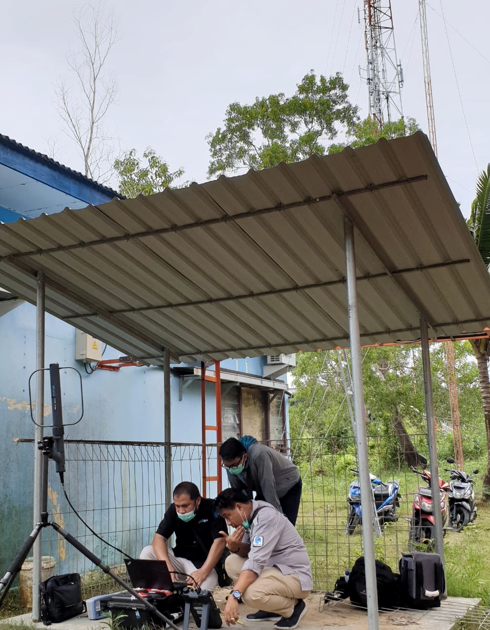 Pemantauan frekuensi radio dan standar perangkat pos dan informatika, serta pengukuran parameter teknis TV digital dilakukan oleh Balmon SFR Kelas II Batamdi daerah perbatasan,  di wilayah Kabupaten Kepulauan Anambas. (11/12/2029)