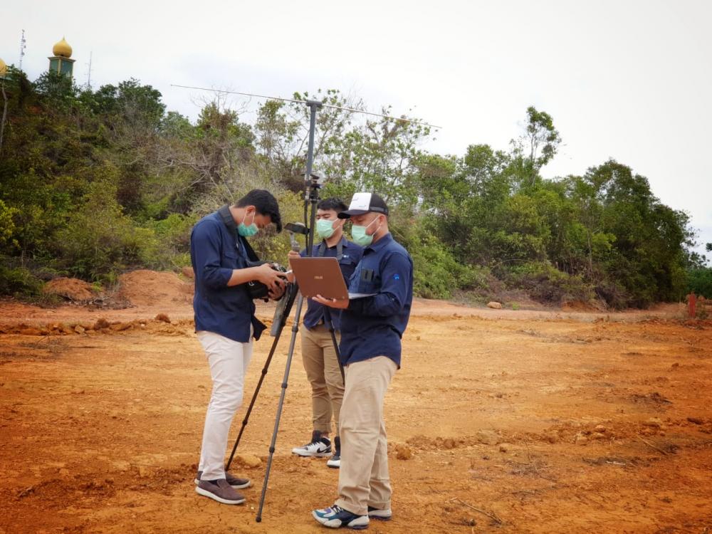  Petugas Spekfrekrad Kelas II Batam melakukan pengukuran parameter teknis dan kualitas wilayah layanan radio siaran FM dan televisi siaran analog di Kabupaten Bintan, Jumat (12/02/2012)
