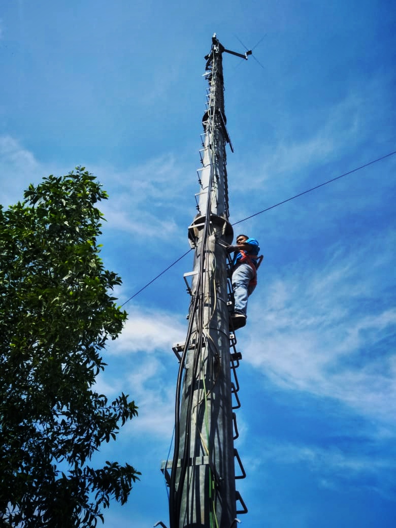 Tim  Balai Monitor Spekrum Frekuensi Radio Kelas II Batam melakukan pemeliharaan dan uji fungsi perangkat SMFR di Site Karimun. Rabu (17/3/2021)