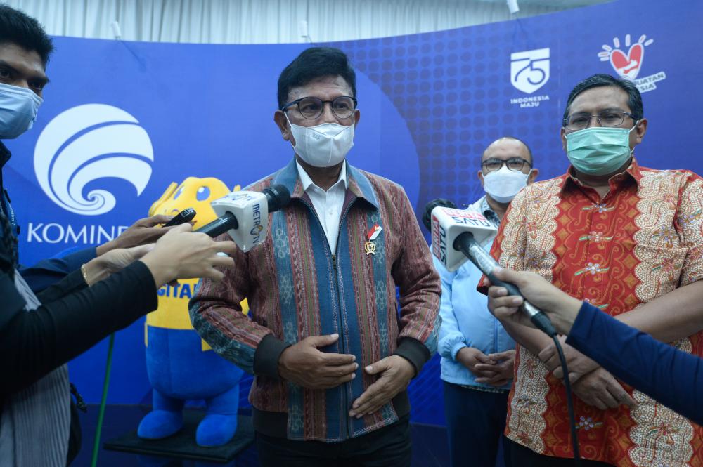 “Terkait bencana yang terjadi di Nusa Tenggara Timur (NTT) dan Nusa Tenggara Barat (NTB), kami sudah monitoring terhadap kondisi infrastruktur TIK di wilayah-wilayah tedampak badai Seroja,” ucap Menkominfo Johnny G Plate di ruang Media Center Kemkominfo, Jakarta Pusat,didampingi Dirjen SDPPI Ismail,  Selasa (6/4/2021).