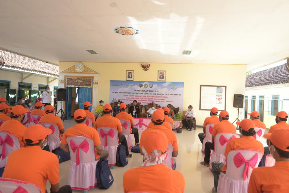 Bimbingan Teknis Serifikasi Operator Radio Nelayan Tingkat Short Range Certificate (SRC) diikuti 90 nelayan Rabu (16/06/2021) di Balai Desa Ujung Gebang Kecamatan Sukra Kabupaten Indramayu. 