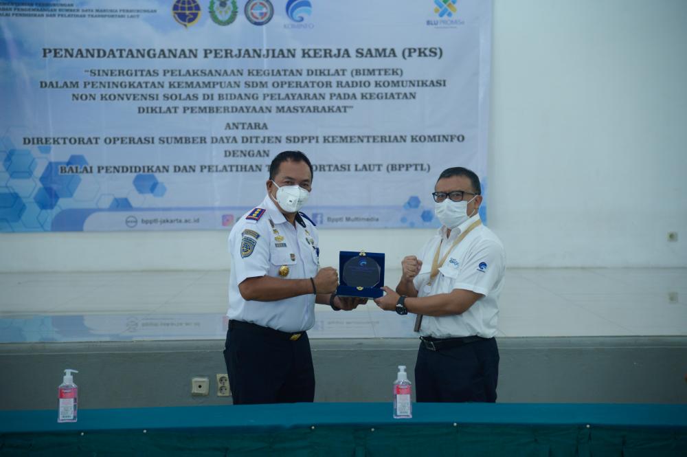 Direktur Operasi Sumber Daya Dwi Handoko dan Kepala BP2TL Kapten Heru Susanto, Senin 21/6/2021),  menandatangani PKS yang bertajuk Sinergitas Pelaksanaan Kegiatan Diklat (Bimtek) dalam Peningkatan Kemampuan SDM Operator Radio Komunikasi Non Konvensi Solas di Bidang Pelayaran pada Kegiatan Diklat Pemberdayaan Masyarakat.