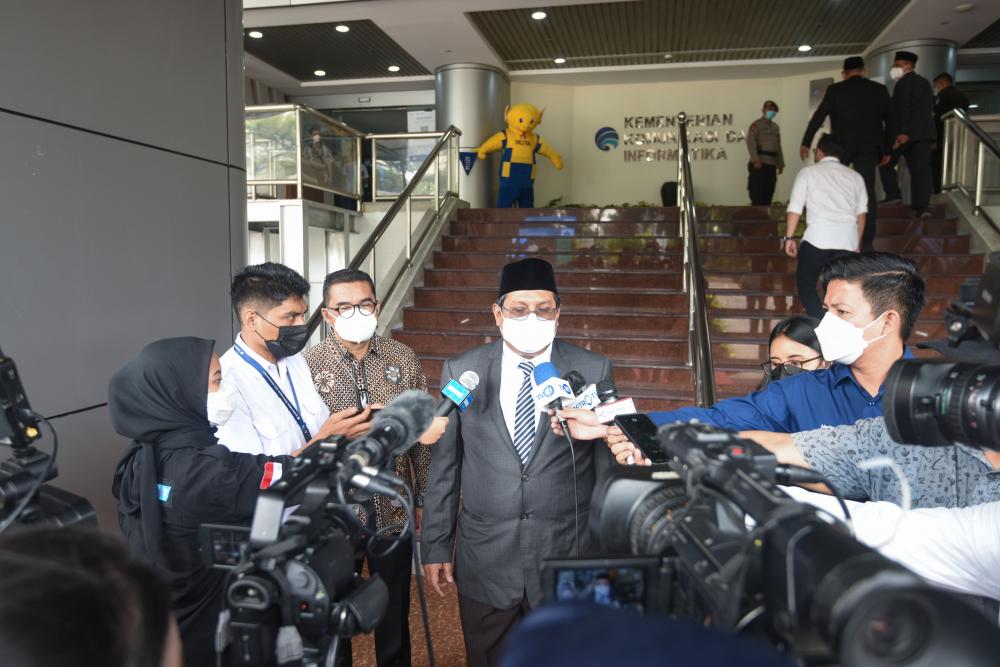 Dirjen SDPPI Ismail memberi keterangan kepada pers usai Upacara Hari Bhakti Postel ke-76 di Jakarta, Senin (27/09/2021).