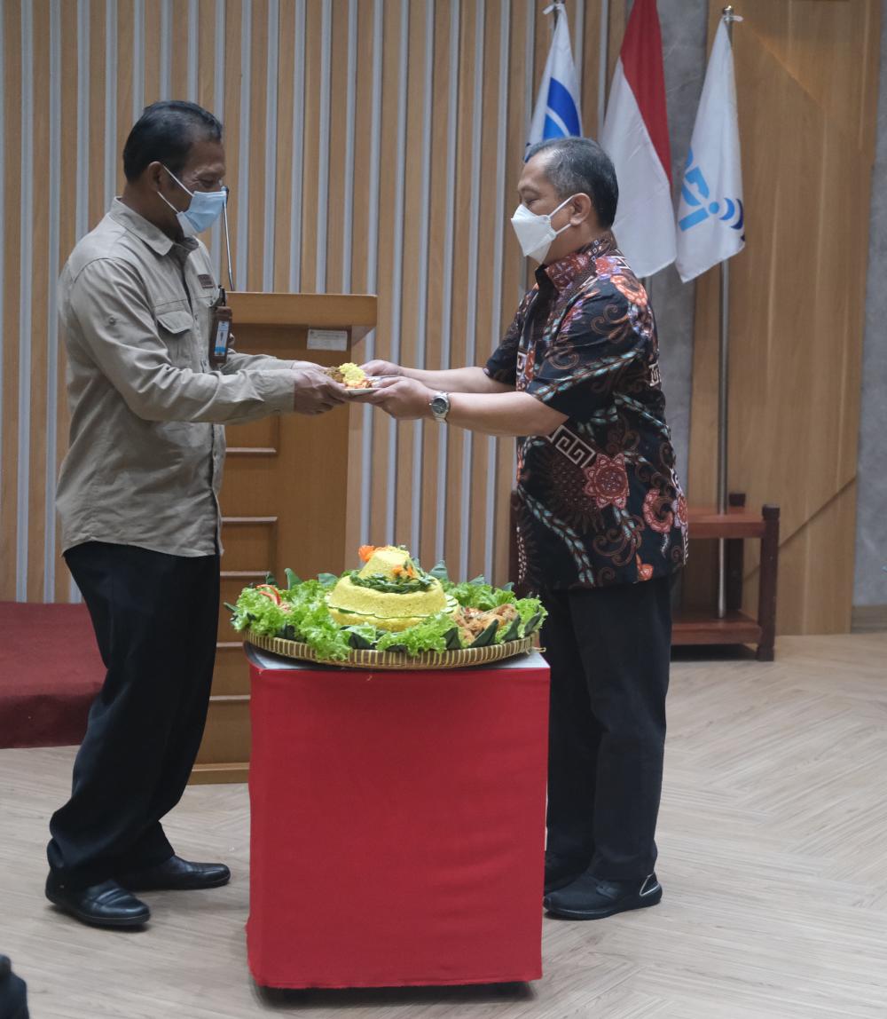Sekretaris Jenderal SDPPI Rd Susanto menerima potongan tumpeng dari Kepala Balmon Tangerang Tri Joko dalam syukuran atas selesainya renovasi Kantor Balai Monitor Spektrum Frekuensi Radio Kelas I Tangerang, Kamis (30/9/2021). 