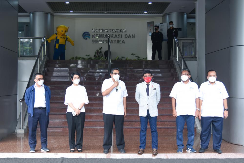 “Kemkominfo, khususnya Ditjen SDPPI, mengusahakan TKDN dalam konteks penyiapan sarana dan prasarana yang akan dibangun,” kata  Dirjen SDPPI Ismail, Senin (18/10/2021).
