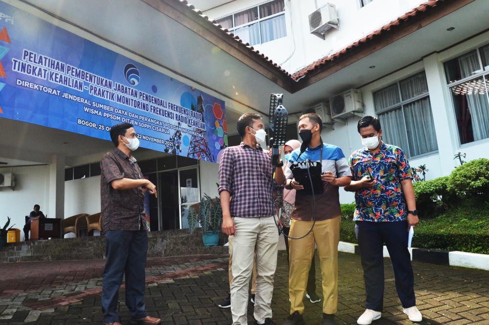 Membentuk Pengendali Frekuensi Ahli Lewat Praktik dan Simulasi