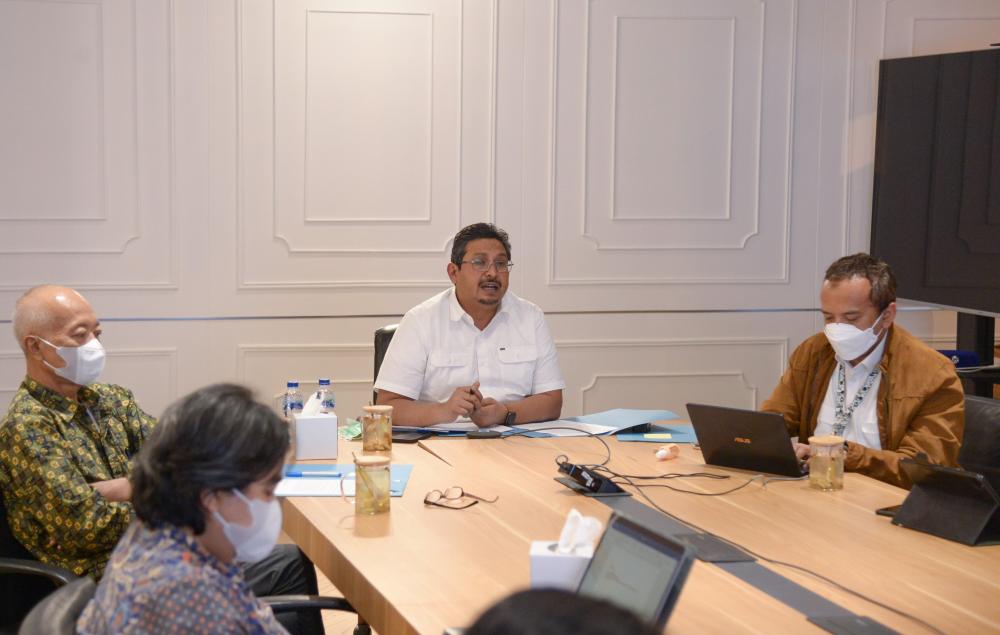Direktur Jenderal Sumber Daya dan Perangkat Pos dan Informatika, Ismail (tengah) saat memimpin untuk menyetujui Penggabungan Indosat Ooredo dan Hutchinson 3 