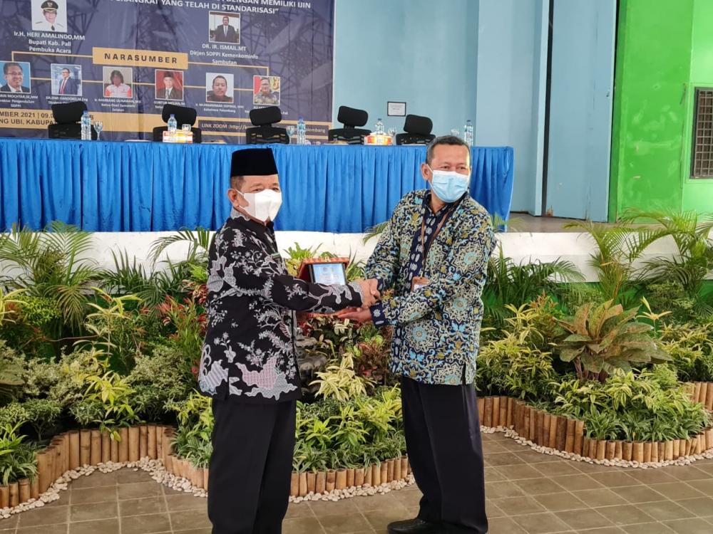 Kepala UPT Palembang Sopingi menyerahkan cenderamata kepada Wakil Bupati PALI Sumardjono pada kegiatan Sosialisasi Penggunaan Spektrum Frekuensi Radio dan Alat Perangkat di kabupaten baru pecahan dari Kabupaten Muara Enim, Sumatera Selatan, Kamis (12/11/2021).