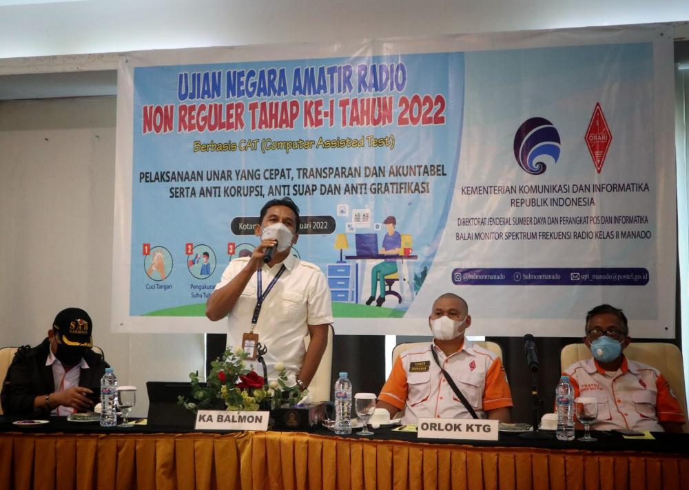 Kepala Balmon Spektrum Frekuensi Radio Kelas II Manado, Heriyanto ( kedua dari kanan) saat membuka Ujian Negara Amatir Radio (UNAR) Non Reguler Tahap II si Kotomobagu, Sulawesi Utar, Sabtu (5/2/2022)