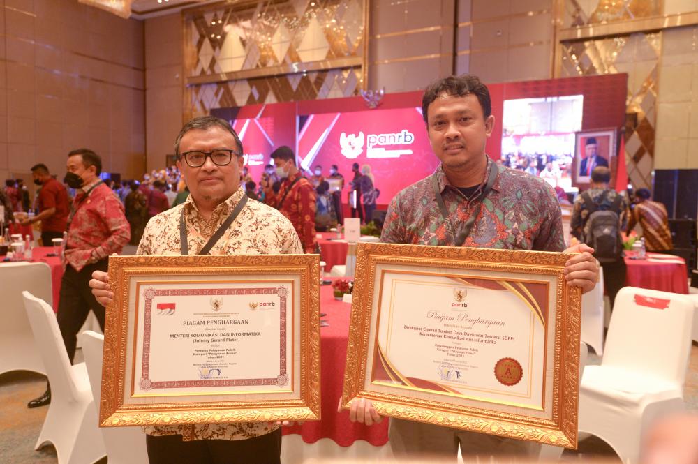 Direktur Operasi Sumber Daya Dwi Handoko menerima penghargaan Pelayanan Prima dari Kementerian PANRB dalam acara Evaluasi Kinerja Pelayanan Publik yang diselenggarakan di Jakarta, Selasa (08/03/2022).