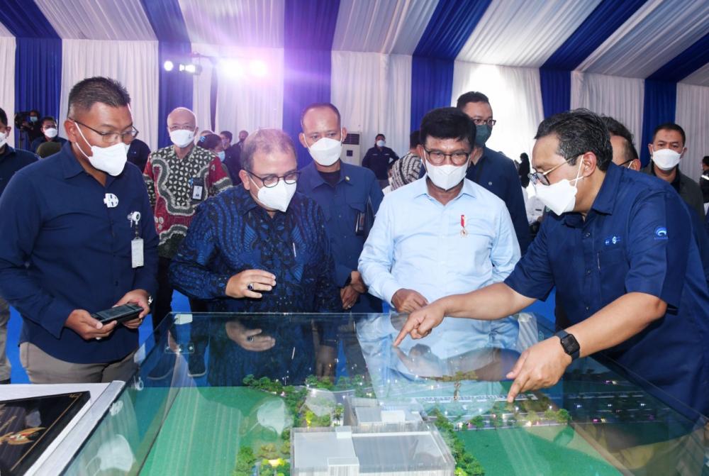 Dirjen SDPPI Ismail dan Menteri Komunikasi dan Informatika Johnny G. Plate melihat maket gedung Balai Pengujian Perangkat Telekomunikasi yang akan dibangun di Tapos, Depok saat peresmian pembangunannya pada Rabu (16/03/2022).