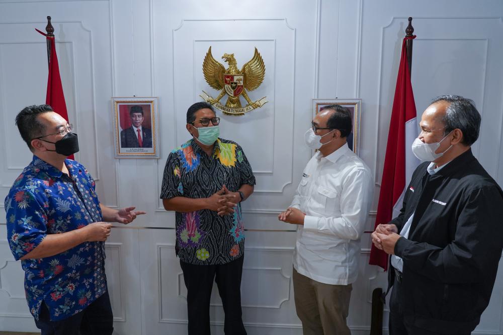 Dirjen SDPPI Ismail berbincang dengan Direktur Standardisasi Mulyadi, Ketua ASIOTI Teguh Prasetya,  dan General Manager Business Development Polytron Joegianto sesaat sebelum Konpers IoT, Selasa (12/04/2022).