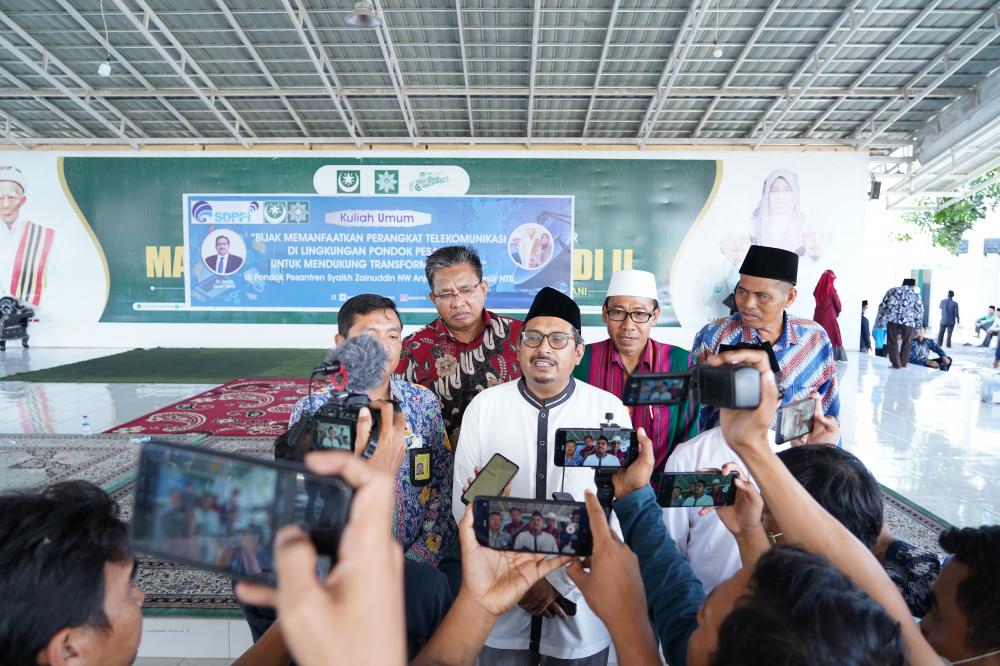 Dirjen SDPPI Ismail didampingi Plt. Sesditjen SDPPI Sabirin Mochtar, Kepala Balmon Mataram Kasno dan perwakilan Pimpinan Ponpes dalam sesi wawancara dengan awak media usai kegiatan kuliah umum di Pesantren Syaikh Zainuddin, Lombok Tengah, Kamis (16/06/2022).