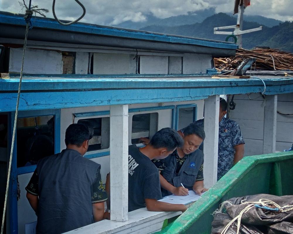 Tim Gabungan dari Balai Monitor Kelas II Palu melakukan operasi penertiban terhadap nelayan pengguna frekuensi radio tanpa Izin Stasiun Radio (ISR) di sejumlah pelabuhan pesisir pantai Kabupaten Tolitoli dan Donggala, Palu (1/6/2022).