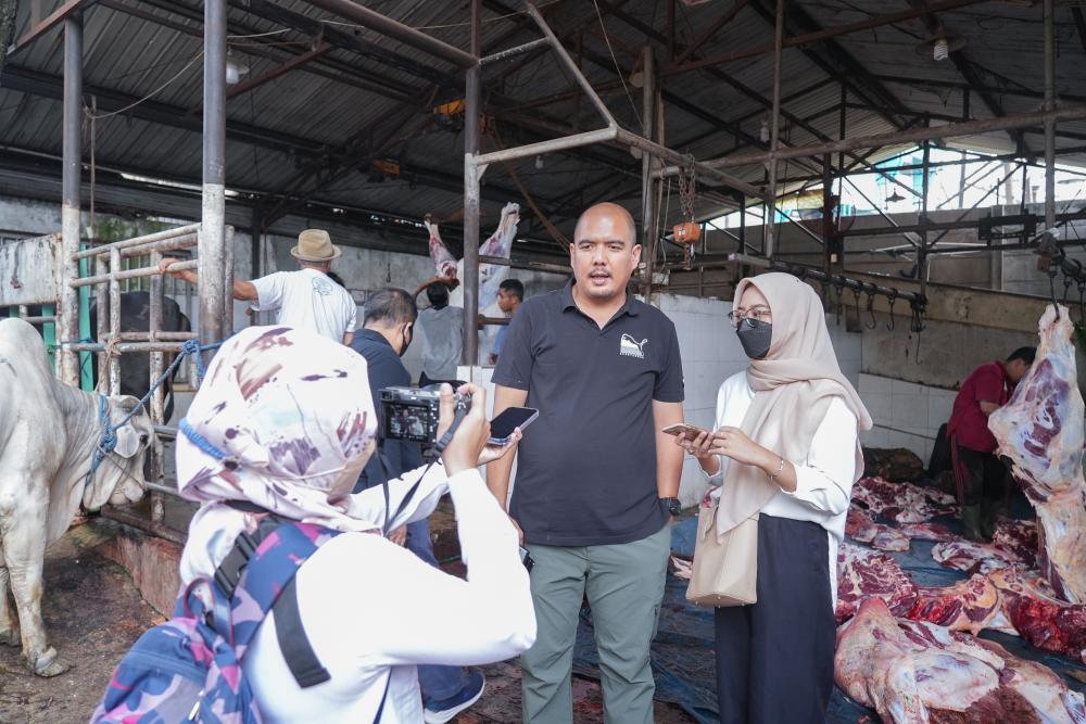Dimas Yanuarsyah, Ketua Tim Kerja Umum dan Rumah Tangga, melayani wawancara terkait kegiatan pemotongan hewan kurban, Senin (11/07/2022).
