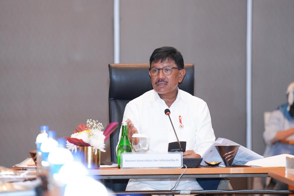 Menteri Komunikasi dan Informatika (Menkominfo) Johnny G Plate memberi arahan pada rapat Observasi Tower Telekomunikasi di Daerah Destinasi Wisata Super Prioritas Candi Borobudur di Hotel Tentrem Yogyakarta, Rabu (13/7/2022).