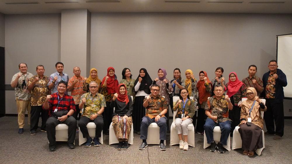 Direktur Operasi Sumber Daya Dwi Handoko berpose bersama perwakilan 4 (empat) UPT Monitor SFR yang diusulkan menjadi WBK.