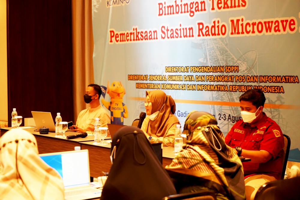 Ketua Tim Kerja Monev SFR dan Alat Perangkat Telekomunikasi, Andi Faisa membuka kegiatan Bimtek Pemeriksaan Stasiun Radio Microwave Link yang dihadiri peserta dari Unit Pelaksana Teknis Monitor Spektrum Frekuensi Radio seluruh Indonesia, Selasa (2/08/2022).