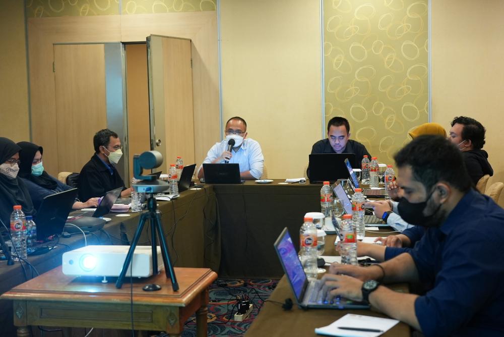 Wakil Ketua Tim Public Service dan Spectrum Outlook (PSSO) bidang notifikasi Direktorat Penataan Sumber Daya, Yudhistira Prayoga (berbaju hitam) memimpin pertemuan ke-9 Special Task Force (Satuan Tugas  Khusus) Penyiaran dan Layanan Bergerak di Perbatasan  Republik Indonesia dan Malaysia yang berlangsung pada 3 dan 4 Agustus 2022.