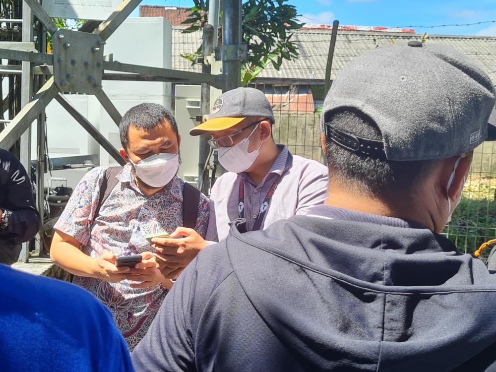 Tim Direktorat Operasi Sumber Daya dan Tim Balmon Banjarmasin melaksanakan  pemasangan  QR Code untuk penandaan stasiun pemancar yang memiliki Izin Stasiun Radio (ISR) Minggu (07/08/2022).