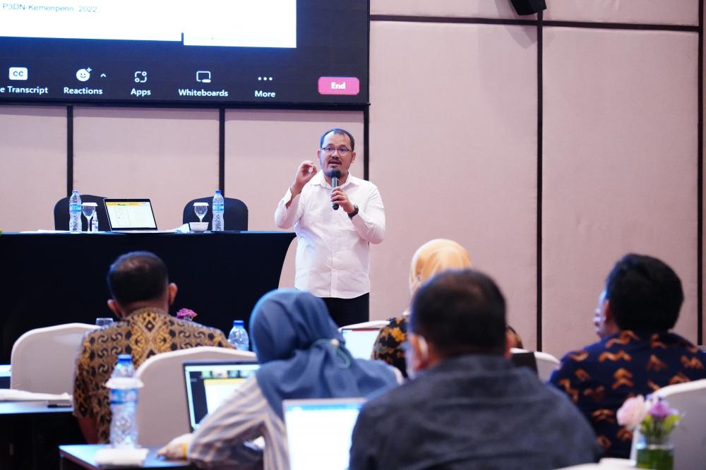 Narasumber menyampaikan paparan dalam Bimbingan Teknis (Bimtek) Pengadaan Barang dan Jasa Pemerintah (18/08/2022).