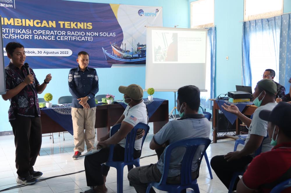 Kepala Balmon Mataram Kasno mengajak nelayan peserta bimtek untuk praktik tata cara berkomunikasi di laut, Selasa (30/08/2022).