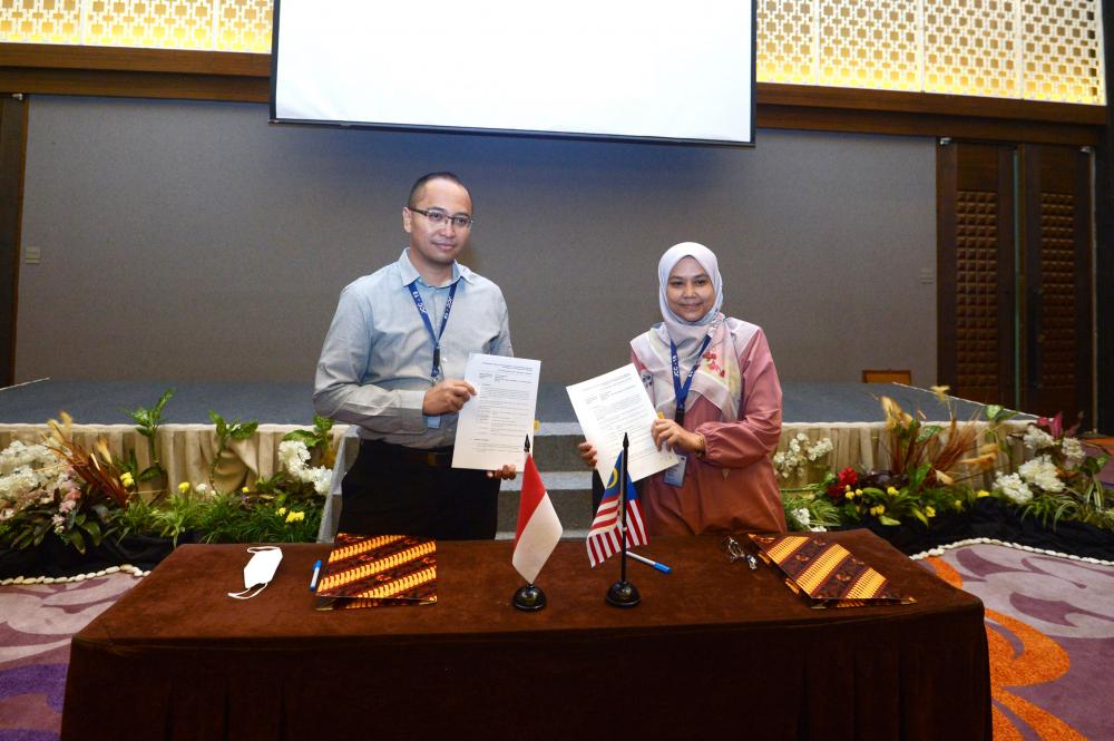 Ketua Tim Penataan Alokasi Spektrum Frekuensi Radio untuk Dinas Penyiaran Benny Elian, dan Head of Department, Fixed and Broadcasting Service MCMC Yushida Mohd Yunus , usai penandatanganan Report dari Sub-Committee on Broascasting Service.