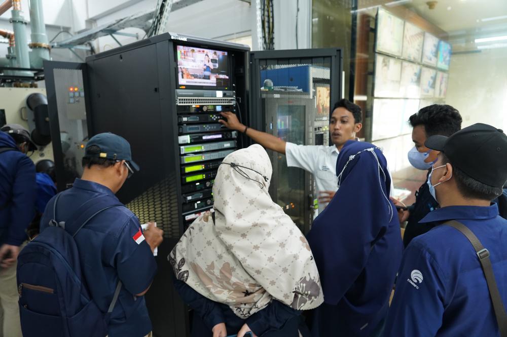 Instruktur dari TVRI Joglo sedang menjelaskan pengukuran hasil ukur  dari pusat pemancar TV Digital kepada peserta diklat teknologi TV Digital, Rabu (21/09/2022).