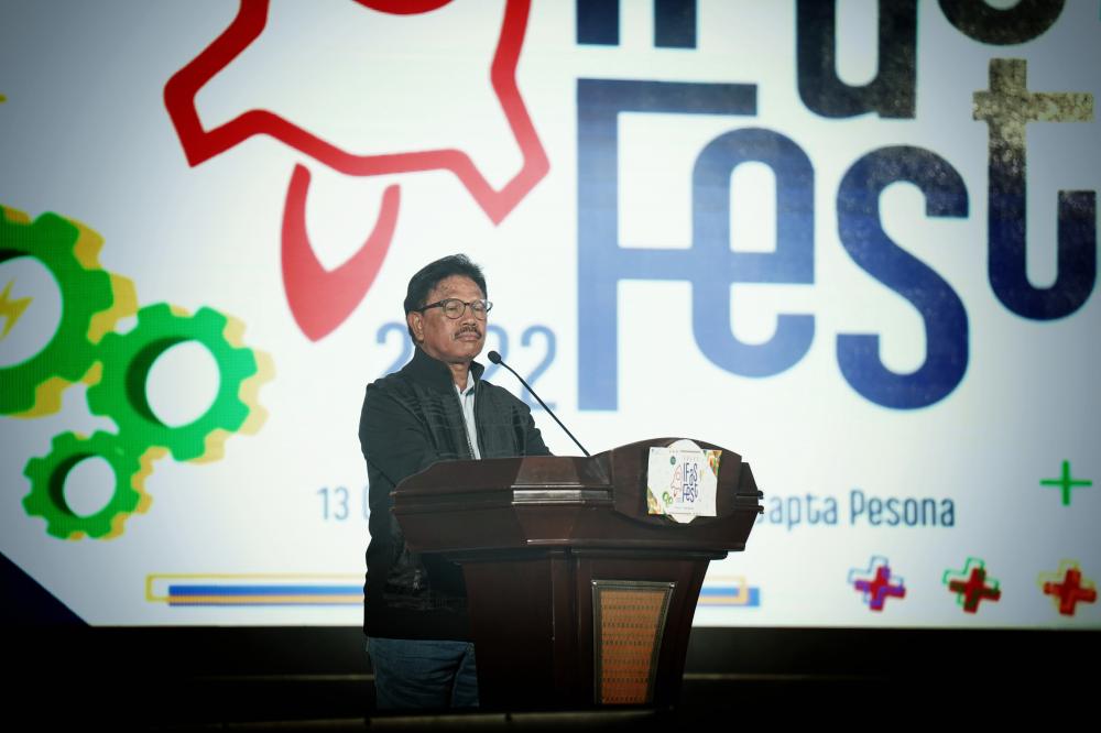 Menteri Komunikasi dan Informatika, Johnny G. Plate saat memberika  sambutan pada gelaran Innovations of Frequency and Standardization Festival (IFaS-Fest) Kamis (13/11/2022)