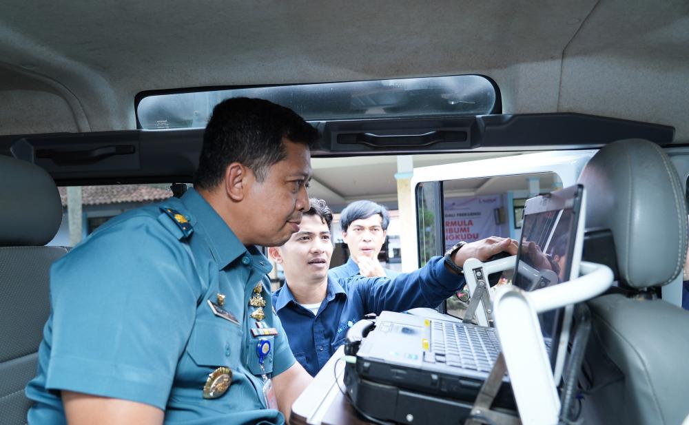 Sekretaris Dinas Komunkasi dan Elektronika Angkatan Laut (Sesdiskomlekal) Kolonel M Nazif memantau monitoring frekeunsi radio melalui mobil monitoring frekuensi saat berkunjung ke Balai Monitoring Kelas I Tangerang