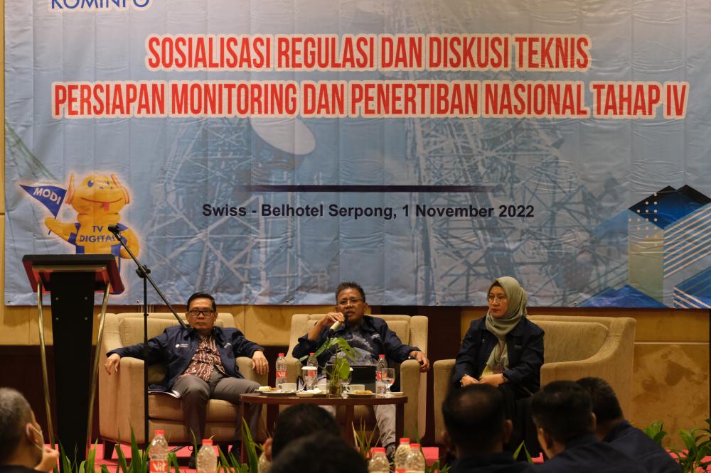 Direktur Pengendalian SDPPI Sabirin Mochtar didampingi Ketua Tim 