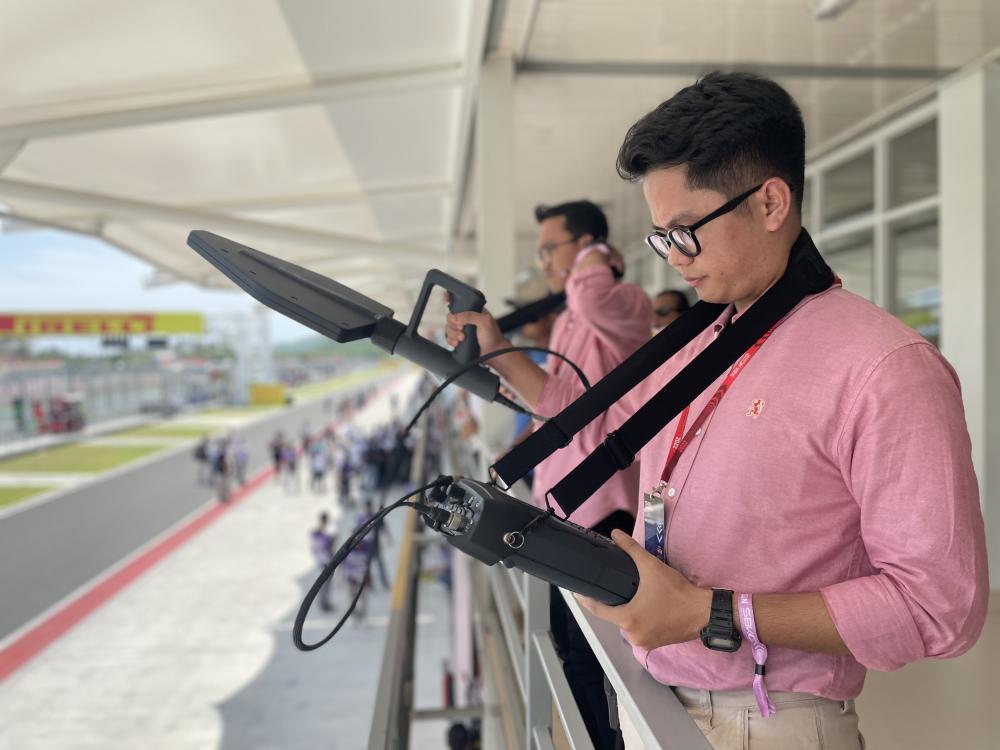Seorang Pengendali Frekuensi Radio sedang melakukan monitoring frekuensi radio di arena balap WSBK, Senin (13/11/2022).