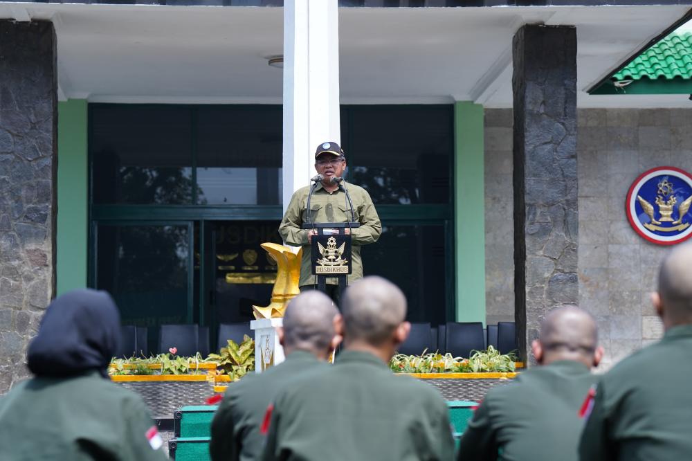 Plt.Sesditjen SDPPI Sabirin Mochtar memberi sambutan dalam pembukaan kegiatan Orientasi Pelatihan CPNS Ditjen SDPPI di Pusdikhub Angkatan Darat, Selasa (29/11/2022).
