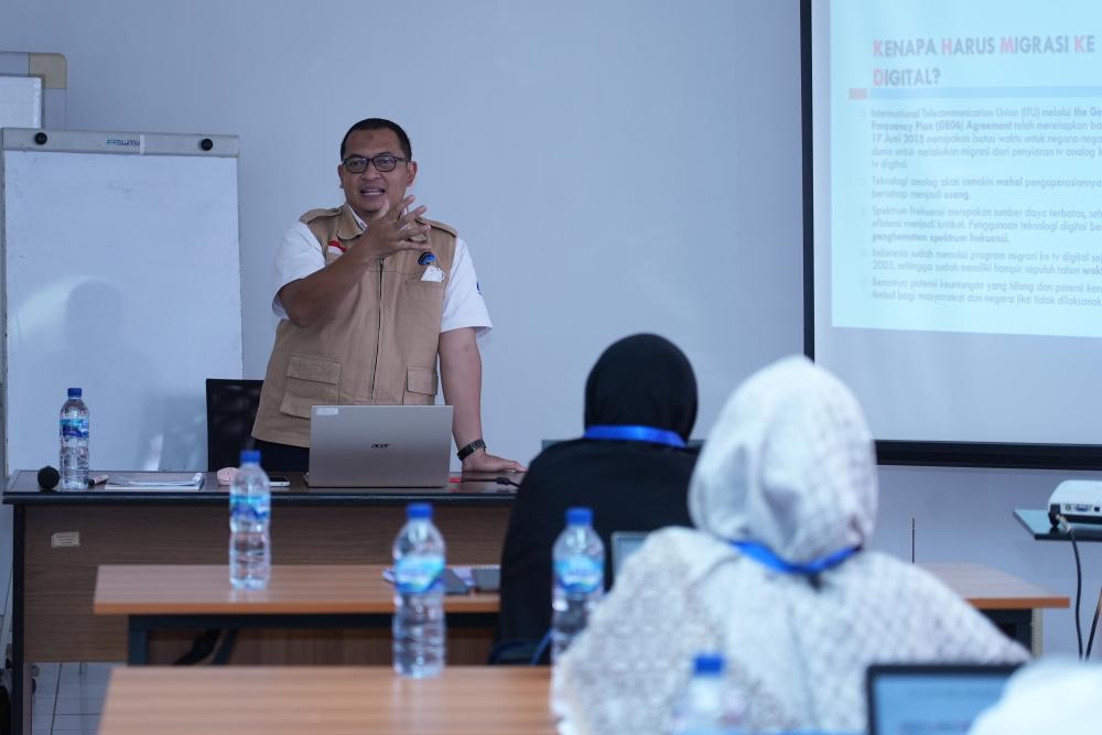 Salah satu instruktur pelatihan Puput Adi Saputro, menyampaikan materi terkait TV Digital, Senin (5/12/2022).
