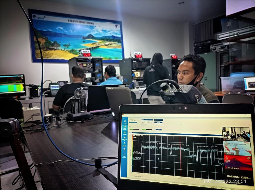 Petugas dari Balmon Kelas II Mataram melaksanakan kegiatan Frequency Clearance melaksanakan kegiatan Frequency Clearance.  Senin (19/12/2022)