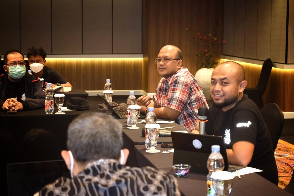 KetuaTim Kerja Perencanaan Program dan Pelaporan Aryo Pamoragung (Kanan) menyampaikan Apresiasi kepadaMitra Kerja Pemelihara dan Pengelola TIK Ditjen SDPPI. Jumat (23/12/2022)