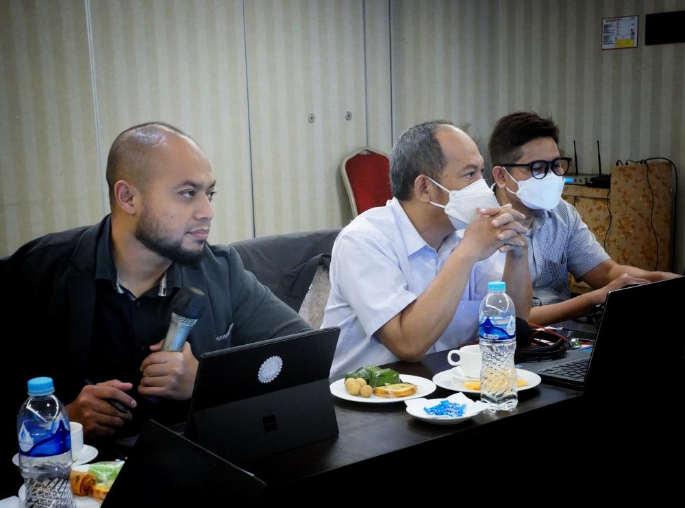 Ketua Tim Kerja Perencanaan Program dan Pelaporan, Aryo Pamoragung saat memeimpin rapat rapat pembahasan Manajemen Resiko di Lingkungan Ditjen SDPPI, Depok, Kamis (12/01/2023)