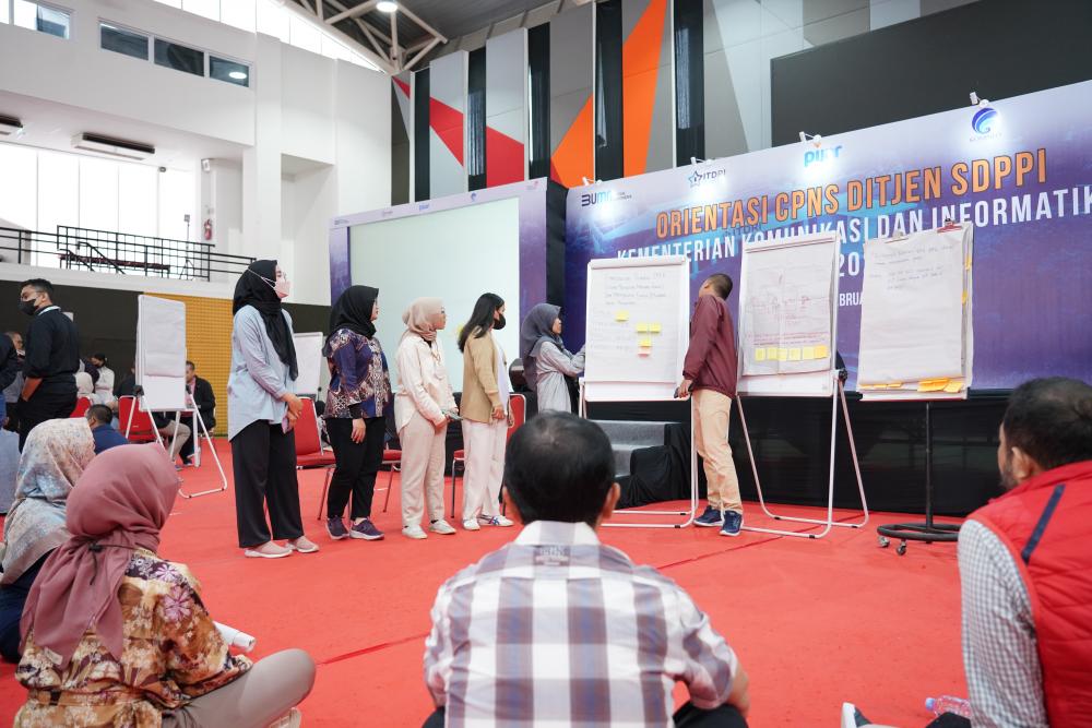 Suasana pelatihan peserta saat membuat tugas kelompok dalam Orientasi CPNS di Bandung, Sabtu (25/02/2023).