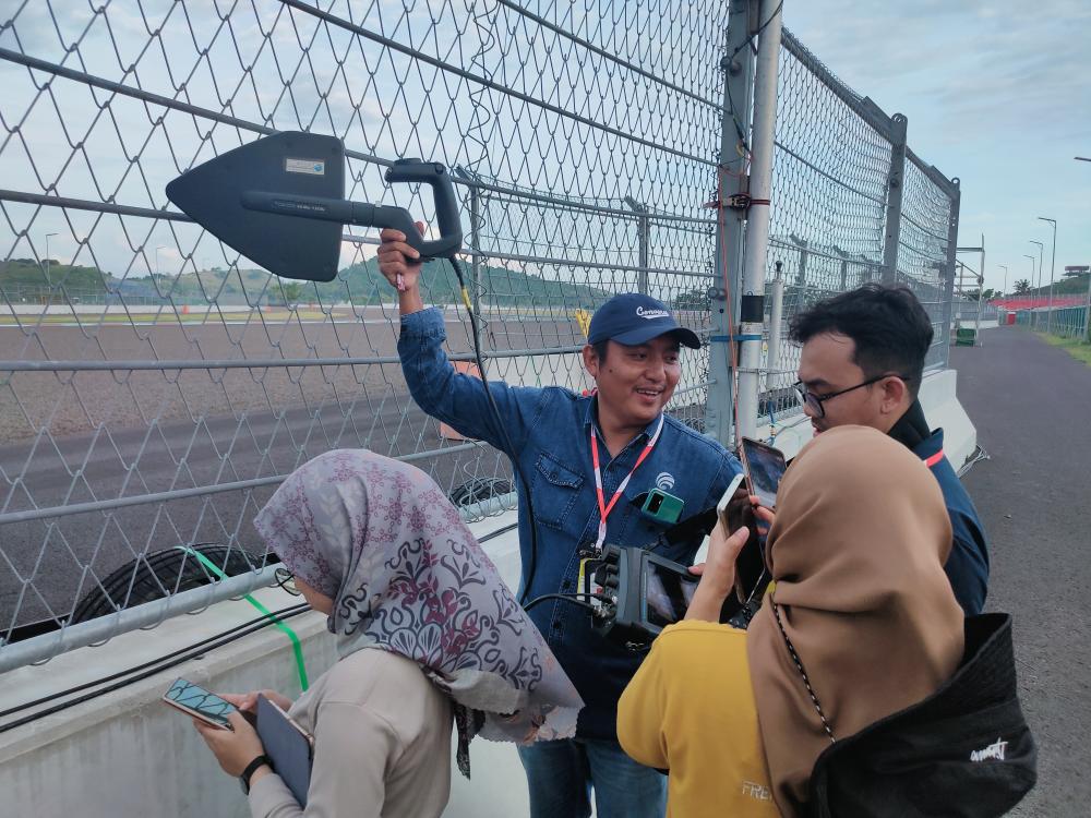 Tim sedang melakukan pengukuran frekuensi untuk memastikan tidak adanya interferensi.