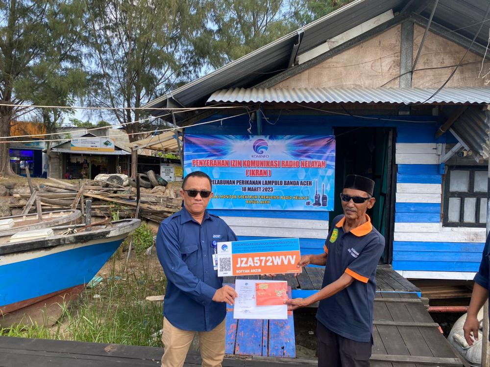 Kepala Balmon SFR Kelas II Banda Aceh Luthfi menyerahkan sertifikat IKRAN kepada nelayan yang lulus dalam Bimbingan Teknis Sertifikat Jarak Jangkau Jauh (SJJJ) atau Long Range Certificate (LRC), Sabtu (19/03/2023).