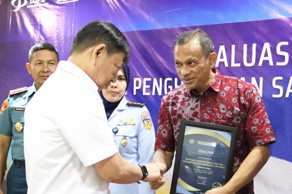 Kepala Kanwil Ditjen Perbendaharaan DKI Jakarta Alfiker Siringoringo menyerahkan piagam penghargaan kepada Ketua Tim Kerja Keuangan Ditjen SDPPI Supriyanto dalam kegiatan Evaluasi IKPA Tahun Anggaran (T.A.) 2022, bertempat di Gedung Kantor KPPN Jakarta I Gambir, Kamis (09/03/2023).