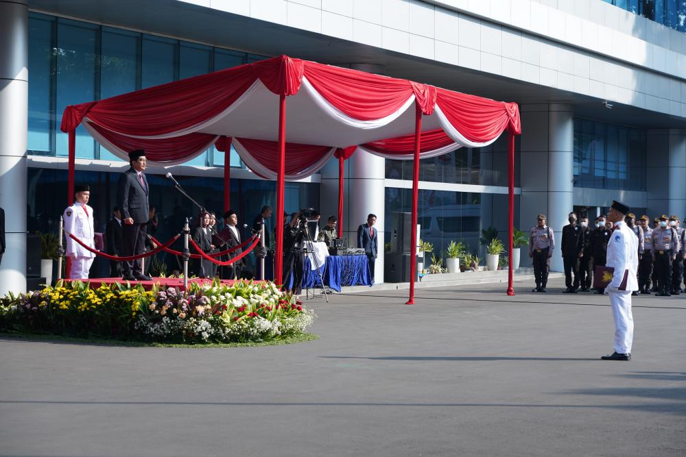 Staf Ahli Menteri Menteri Bidang Komunikasi dan Media Massa, Widodo Muktiyo selaku Inspektur Upacara 
memimpin Upacara Peringatan Hari Lahir Pancasila di halaman Gedung Kemkominfo, Jakarta (01/06/2023).