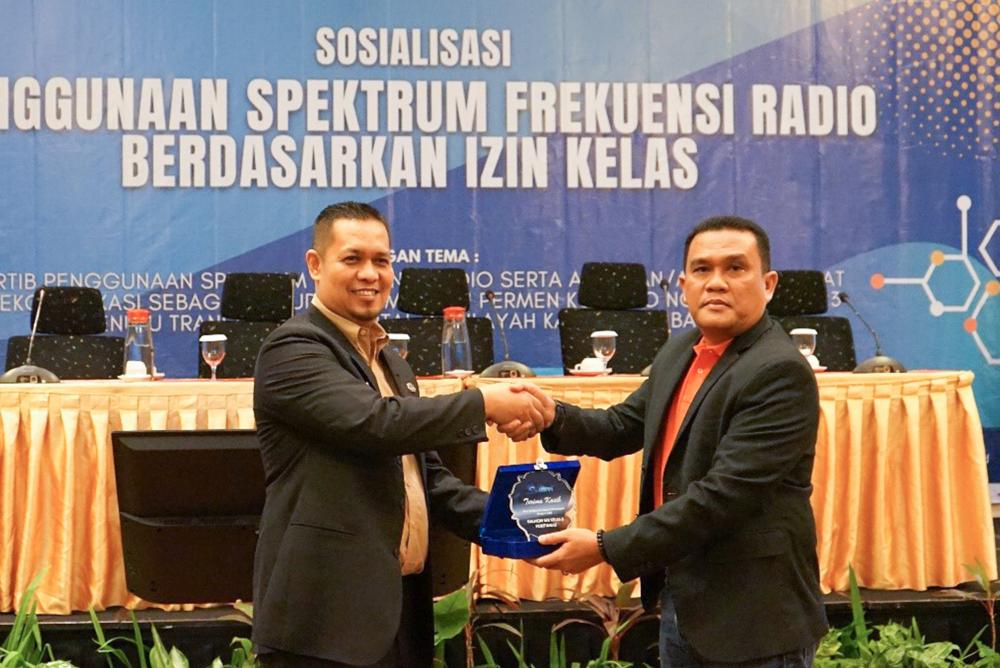 Ka. Balmon SFR kelas II Pontianak Indra Sofany (kanan) menyampaikan cenderamata kepada Plt. Kadis Kominfo Prov. Kalimantan Barat, Zamroni yang mewakili Wagub Kalbar dalam kegiatan Sosialisasi Penggunaan SFR Berdasarkan Izin Kelas, Selasa (06/06/2023). 