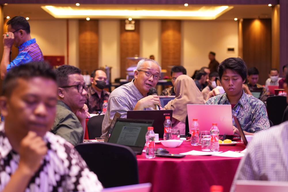 Salah satu peserta dari Balmon Jakarta mengajukan pertanyaan dalam sesi tanya jawab dengan narasumber pada Bimtek Pengadaan Barang Jasa, Jum'at (09/06/2023)