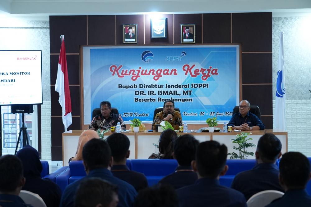 Dirjen SDPPI didampingi Plt. Sesditjen SDPPI Sabirin Mochtar dan Kepala Loka Monitor SFR Kendari Bobby Satriyo, bertatap muka dengan para pegawai Lokmon, Rabu (22/06/2023).