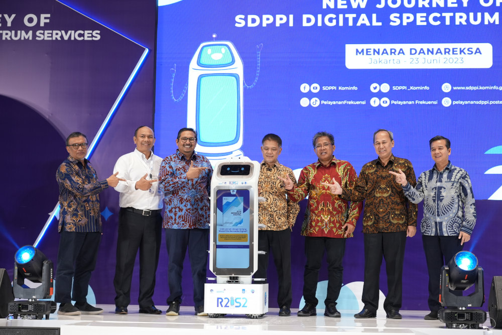 Robot pintar R2S2 pada kemunculan perdana di tengah Pejabat Eselon I dan Eselon II Kemkominfo, Jum'at (23/06/2023).
